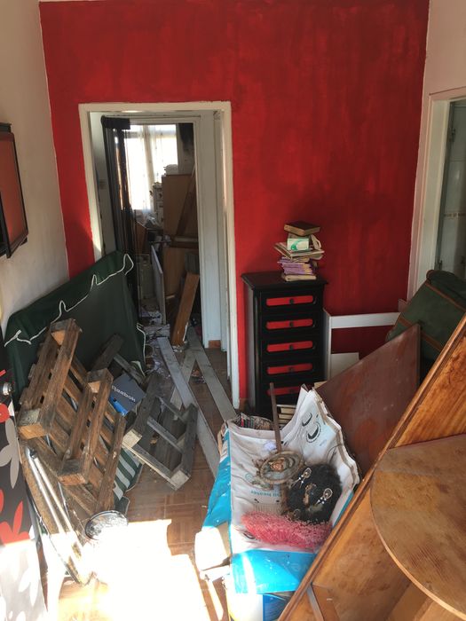 Limpeza e recolha de moveis, lixo, entulho madeiras