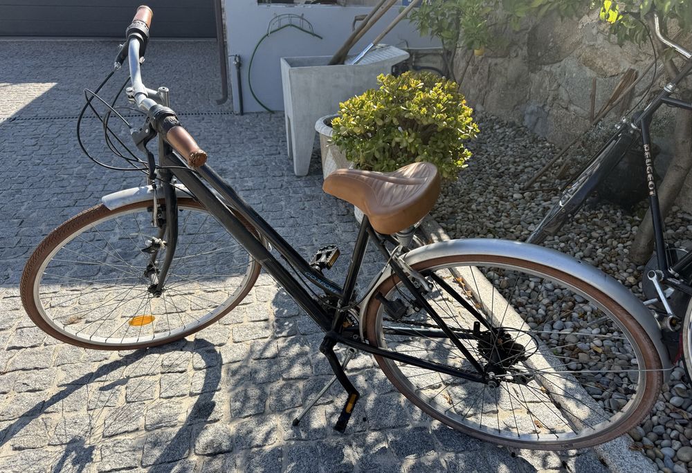 Bicicleta preta em bom estado