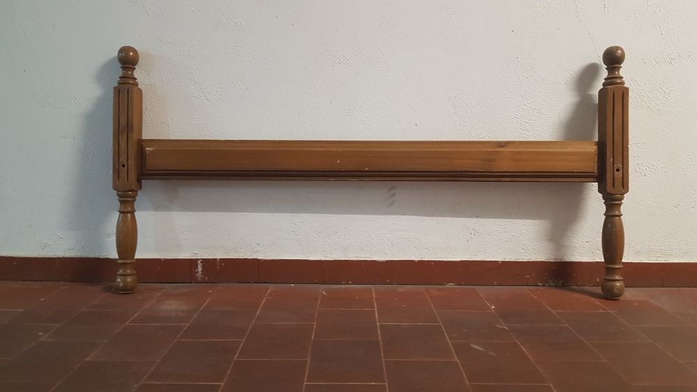 Cama de casal em madeira com estrado.