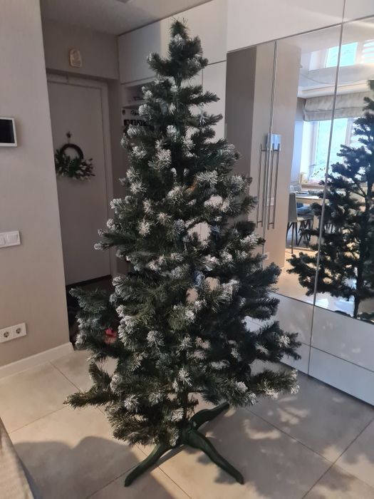 Продам новорічну ялинку 2 м. Пухнаста, засніжена