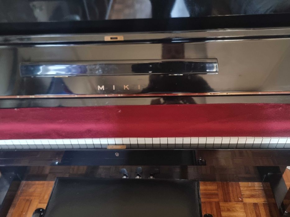 Piano acústico vertical da Miki