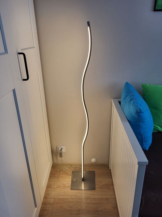 Lampa stojąca podłogowa led z zaciemnianiem