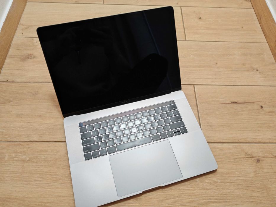 Macbook Pro 15 a1909 i9 32GB RAM 512GB SSD