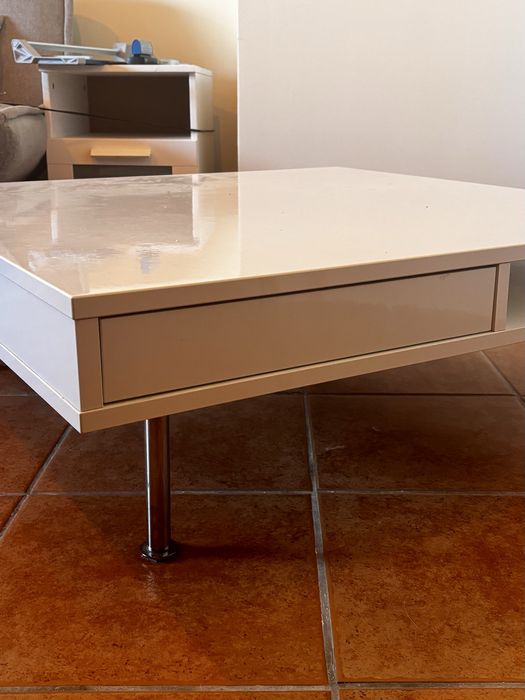 Mesa com gavetas para sala