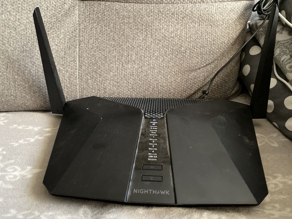 Router Netgear Nightgawk AX4 Model RAX40v2