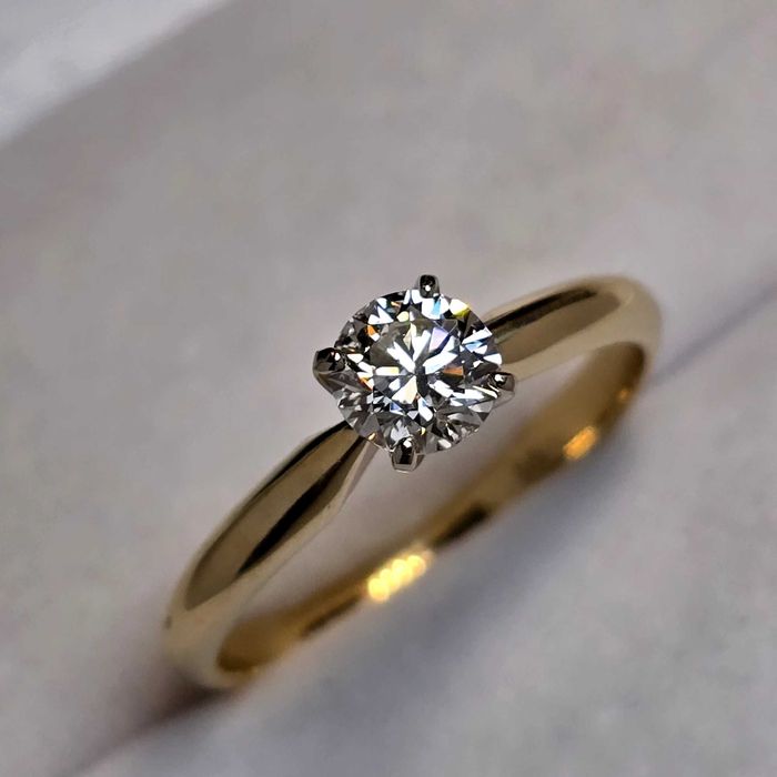 Pierścionek zaręczynowy z diamentem naturalnym 0,5 Karata H GIA