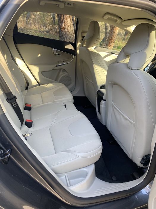 Volvo v40 2013 року