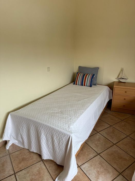 mobiliário de quarto com 2 camas de solteiro