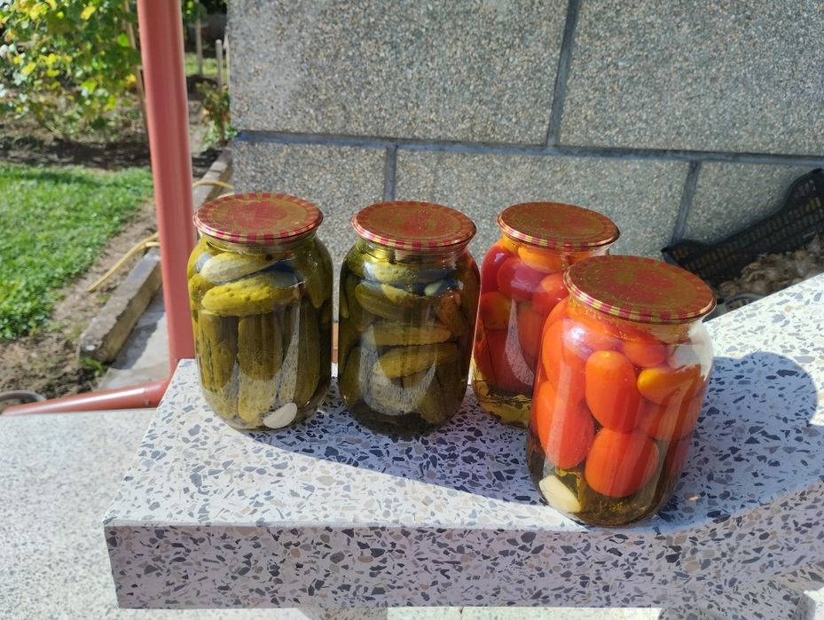 Мариновані огірки та помідори