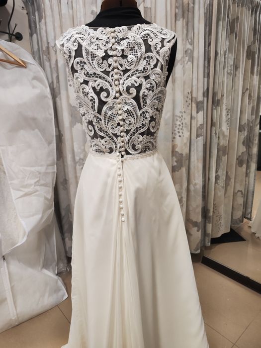 Suknia ślubna kremowa . Welon gratis.