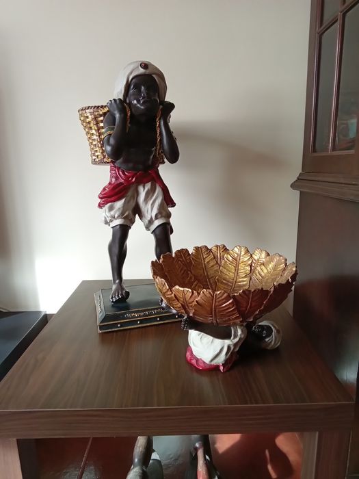 Estátua Plantador e Taça - "Days of the Raj" - "Criado Mudo"