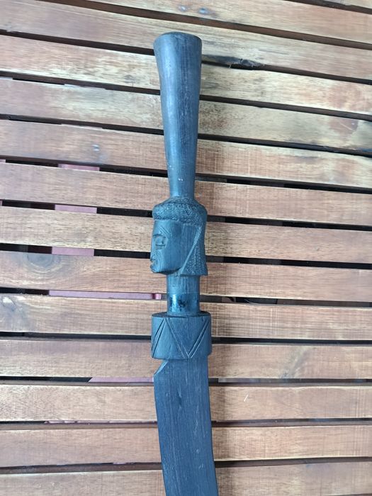 Espada de madeira vintage africana