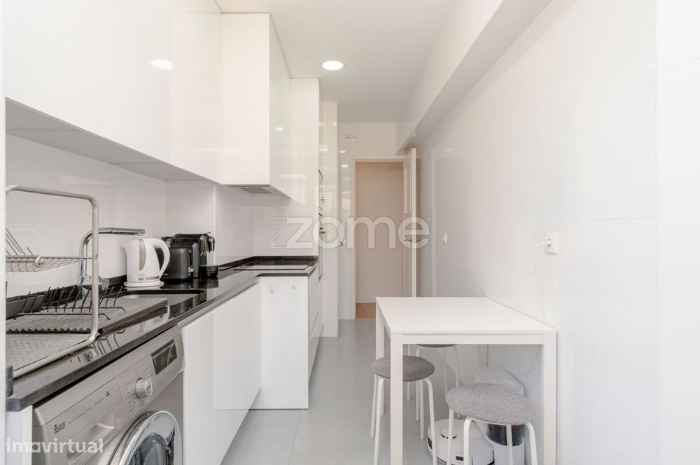 Apartamento T2 Totalmente Remodelado Junto Hospital da Cruz Vermelha