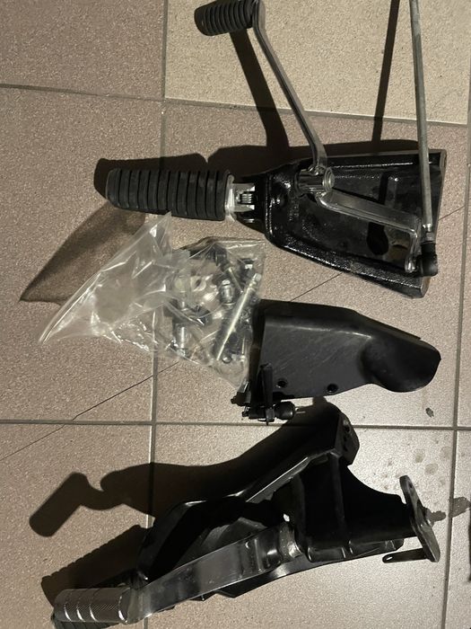 SUZUKI VZR 1800 M  Intruder podnóżek set sety podnóżki podesty nowe