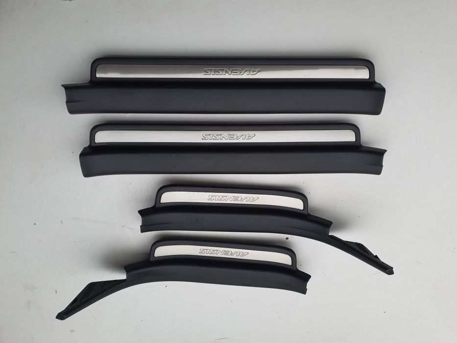 TOYOTA AVENSIS T25 progi chrom nakładki 03-08