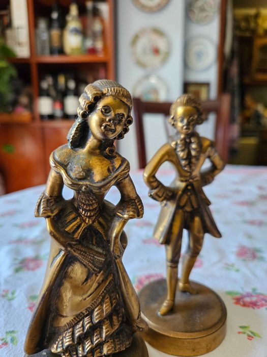 2 estátuas - Homem e Mulher antigo em latão