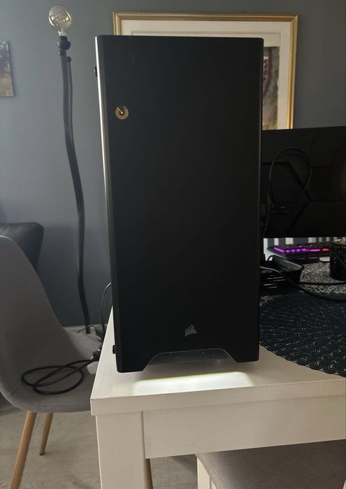 Komputer stacjonarny z myszka i klawiatura