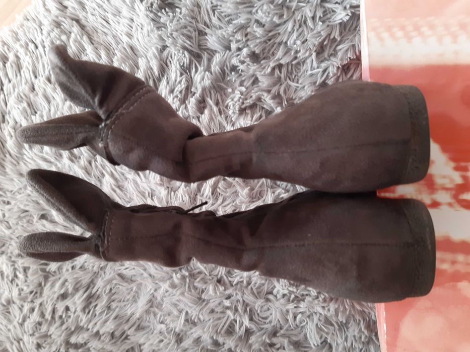 Płaskie, szare, zamszowe kozaki Graceland