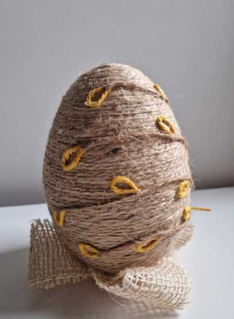 Jajko wielkanocne ręcznie robione z juty na dekoracyjnym stojaku