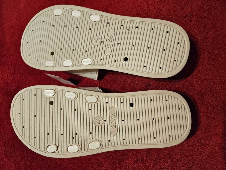 Klapki białe z kwiatem i misiem