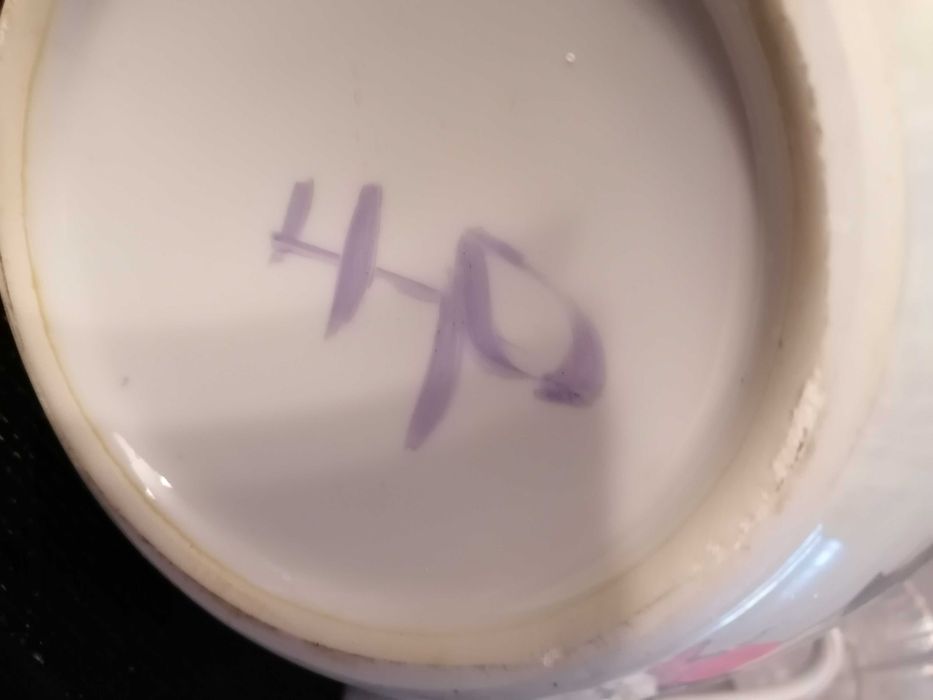 Wazon i amfora z pięknymi różami