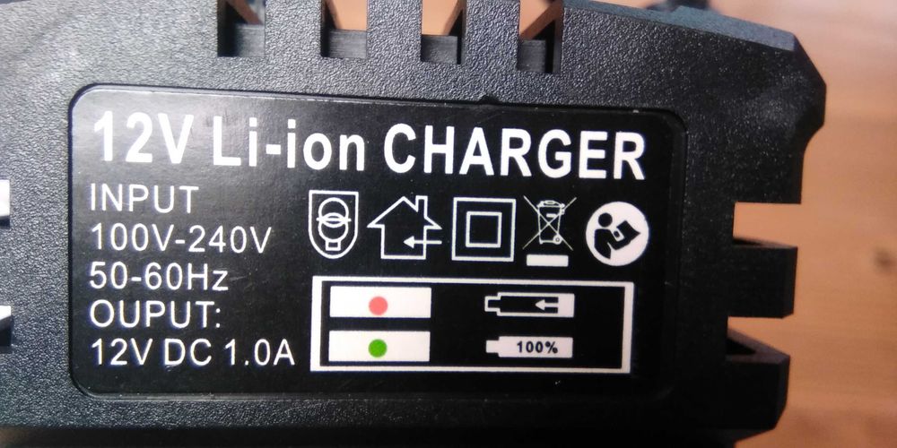 Carregadores novos 220 voltes universal 12V.