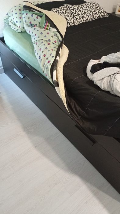 Vendo cama de casal com cabeceiras e colchão. 280 € negociável.