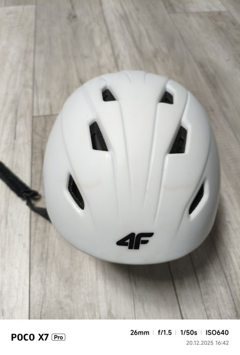 Kask narciarski 4F wraz z goglami. Nowy