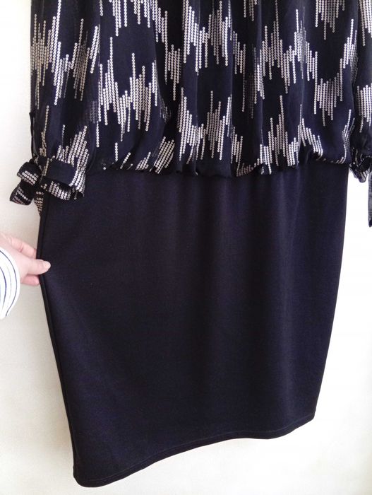 Czarna sukienka z narzutką ze złotymi wzorami