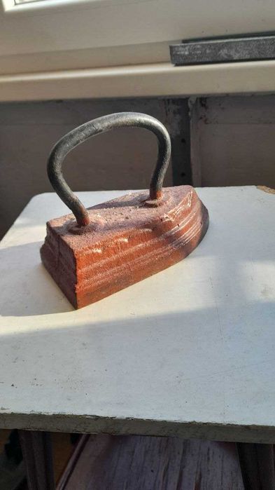 Старый металлический утюг