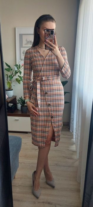 Elegancka taliowana sukienka midi z paskiem w kratkę Mohito 32 XXS