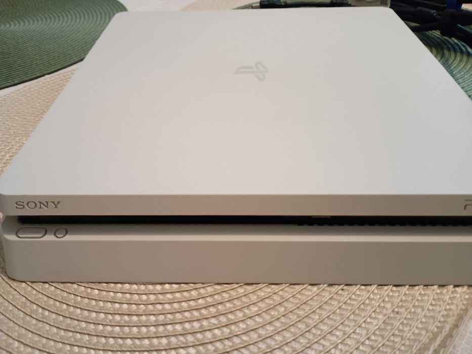 PS4 Slim biała 1TB + 2 pady + gra – sprawna