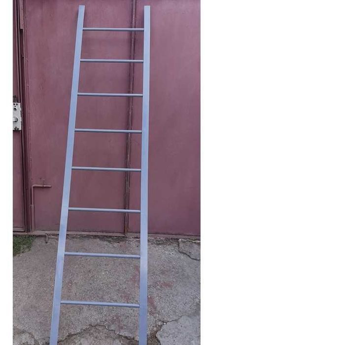 Стальная канализационная лестница-стремянка для спуска в колодцы 2,4м