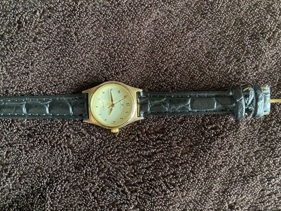 Zegarek damski roznego koloru