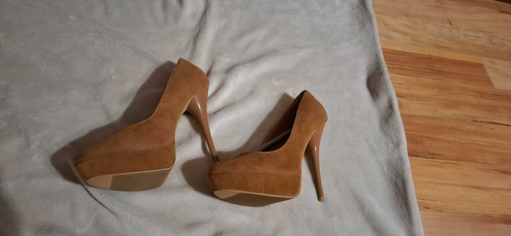 Piekne karmelowe szpilki na platformie