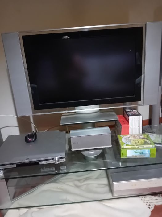 Conjunto de TV, video reprodutor, 4 colunas de som , mesa propria