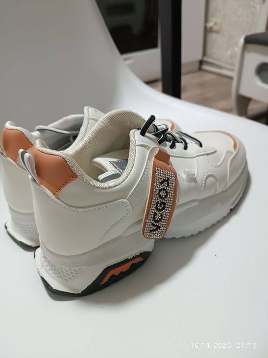 Кросівки жіночі    .