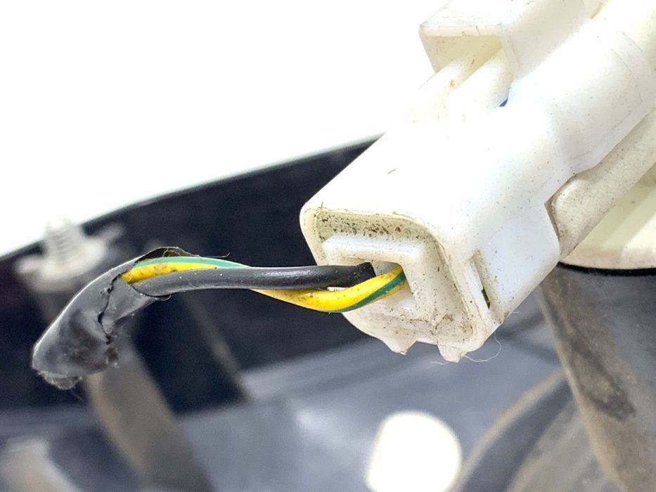 LAMPA TYŁ LEWA WEWNĘTRZNA NISSAN QASHQAI J10 89503189 Crossover