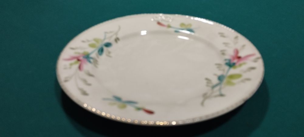 Prato antigo com relevo