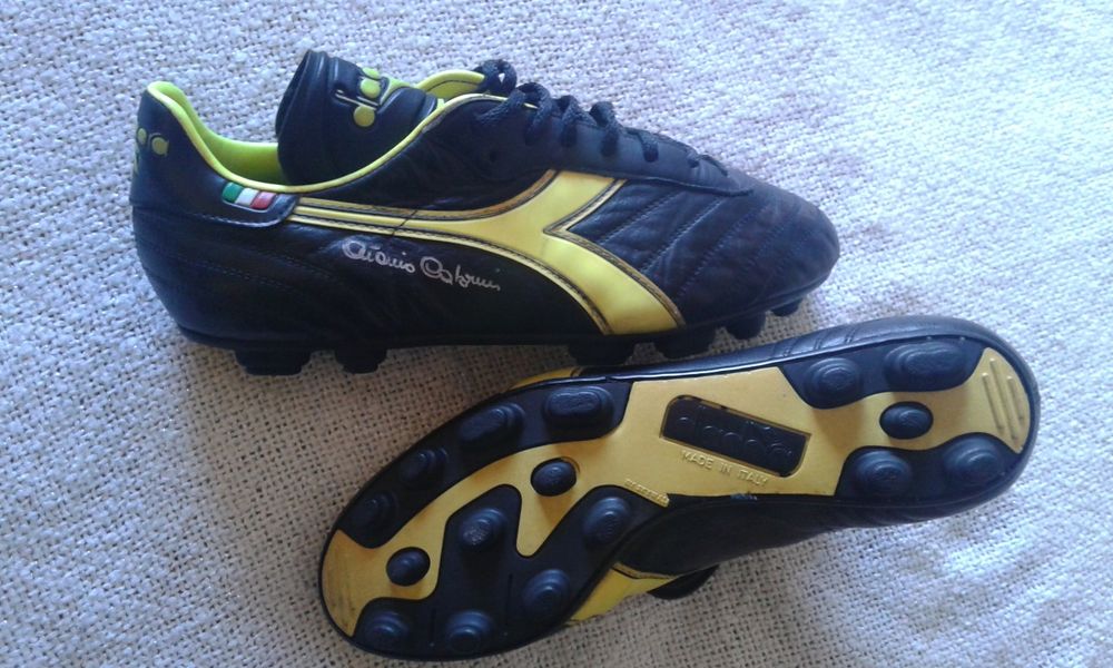 Botas futebol novas a estrear, originais, marca Diadora, ano 1982, assinatura do jogador campeão Mundo no mundial Espanha 1982, António Cabrini, nr41