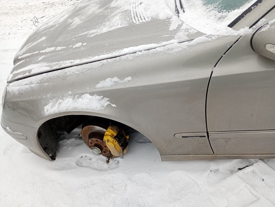 Mercedes E320  W211 3.2   C723 zderzak przedni, części transport Fv