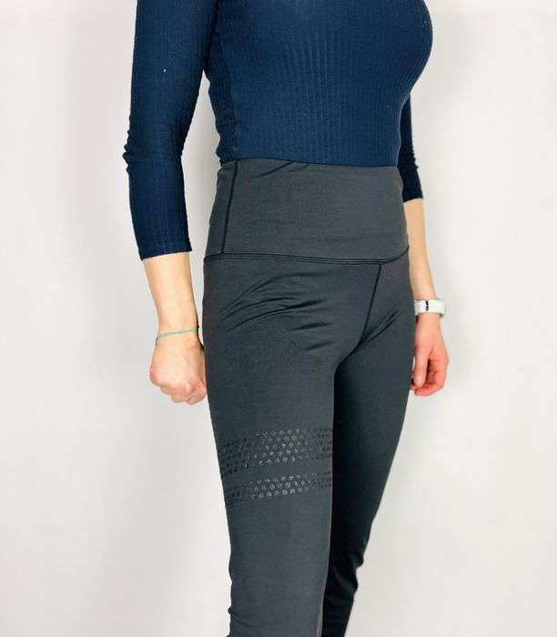 Czarne legginsy sportowe z perforacją M 38