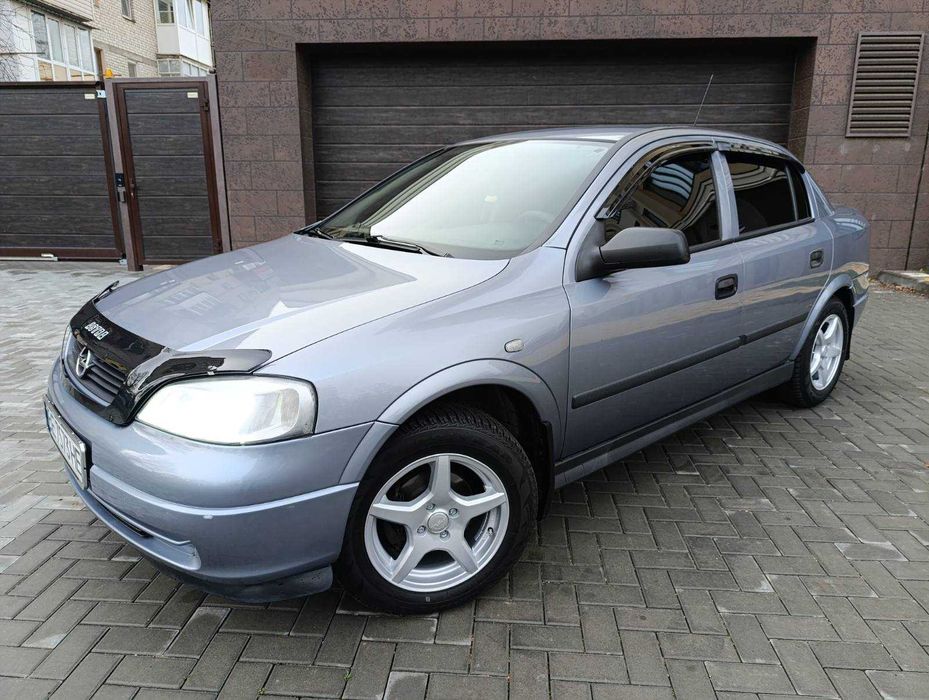 Продам Opel Astra 2008р. Пробіг 77 тис. км.! Двигун 1.4 економний, надійний та перевірений роками. Автомобіль після ТО, замінено всі рідини та фільтри. Кондиціонер заправлений, працює. Салон в ідеальному стані без потертостей, з моменту покупки в чохлах. Автомобіль на зимових шинах та нових титанах. Машина тонована якісною плівкою. Додатково встановлені EVA килимки а також LED лампи. В комлекті є запаска, аптечка та вогнегасник. В автомобіль вкладено душу та багато ресурсів. З документами повний порядок, кого зацікавить телефонуйте та приходьте на огляд.
