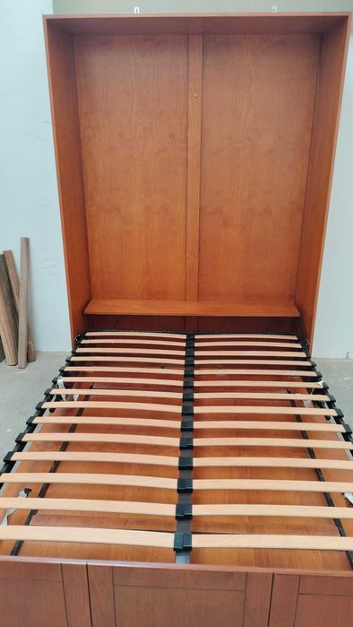 Cama elevatória  tipo roupeiro em pinho mel