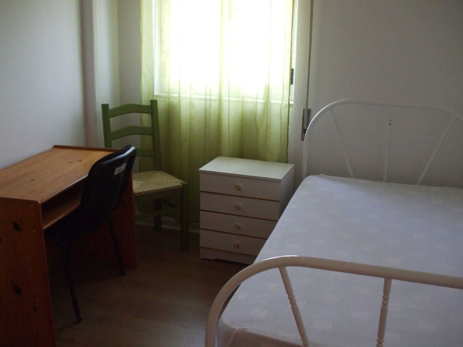 Quartos para estudantes a 200m da Escola de Enfermagem e Tec. da Saúde