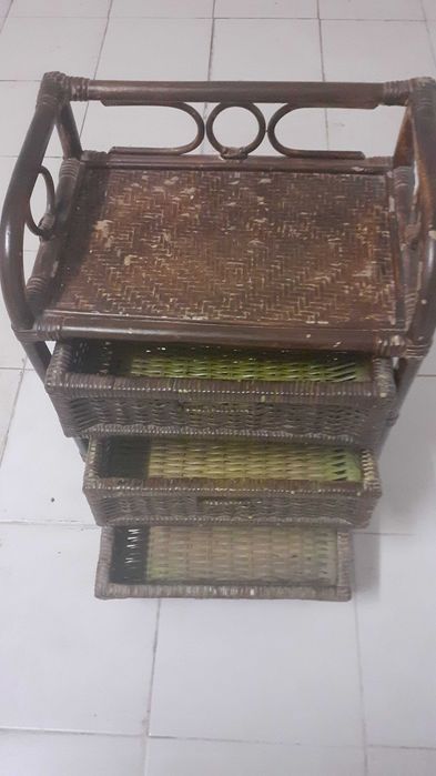 Movel de palhinha e bambu