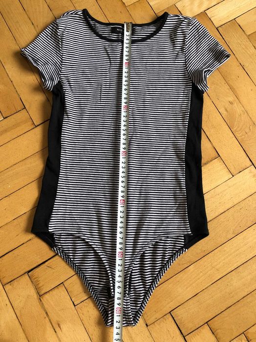 Body w biało-czarne paski optycznie wyszczuplające Reserved