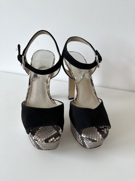 Sandalhas MICHAEL KORS salto alto em couro