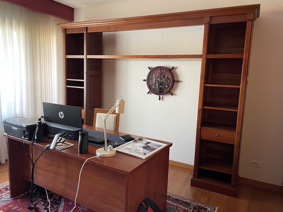 Móvel de escritório em nogueira, em bom estado de conservação.