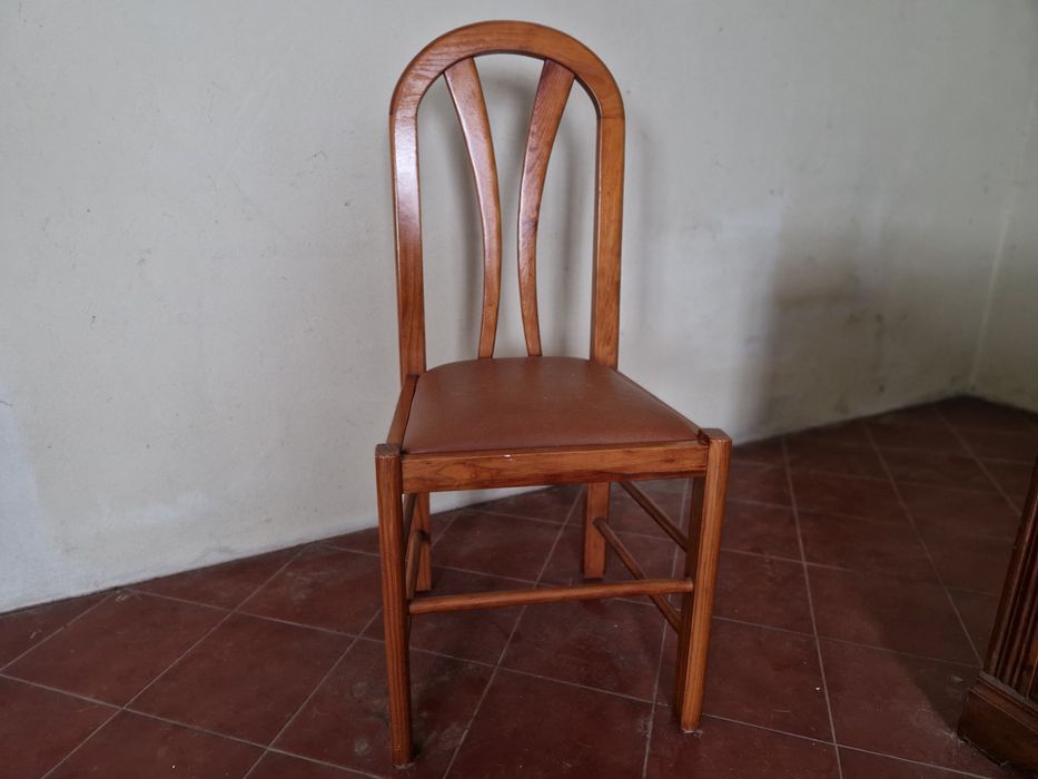 Conjunto de sala de jantar em madeira